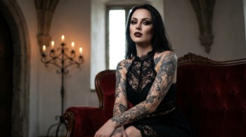 Devote Gothic Schlampen, die für alles offen sind: Eine sinnliche devote Gothic Schlampe mit dunklem Spitzen-Dessous und markantem Make-up blickt verführerisch in die Kamera.